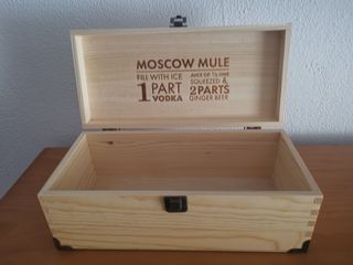 Caja de madera natural con logo