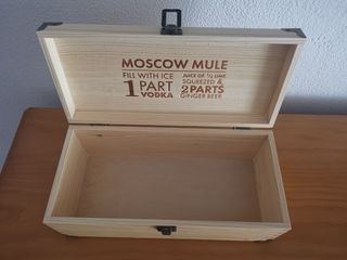 Caja de madera natural con logo