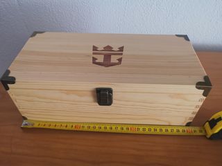 Caja de madera natural con logo