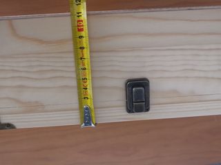 Caja de madera natural con logo