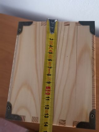 Caja de madera natural con logo