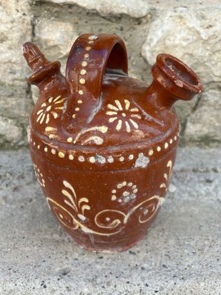 Botijo antiguo de barro con decoración