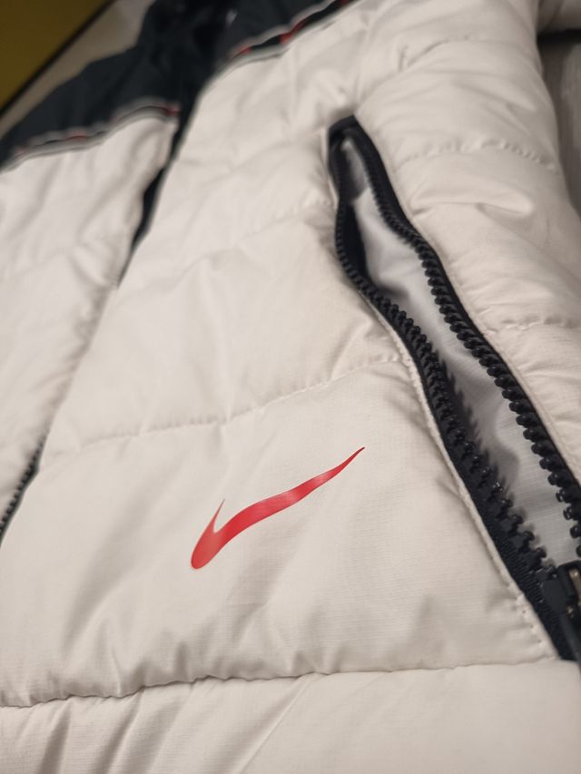 Abrigo Nike Negro y Blanco