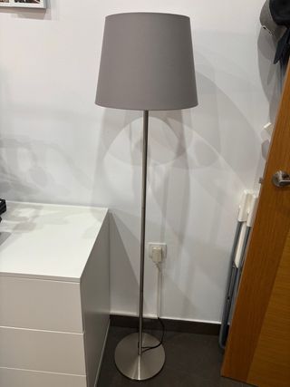 Lámpara de pie moderna gris y plateada
