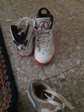 Zapatillas Jordan Blancas y Rojas
Originales