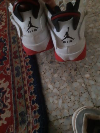 Zapatillas Jordan Blancas y Rojas
Originales
