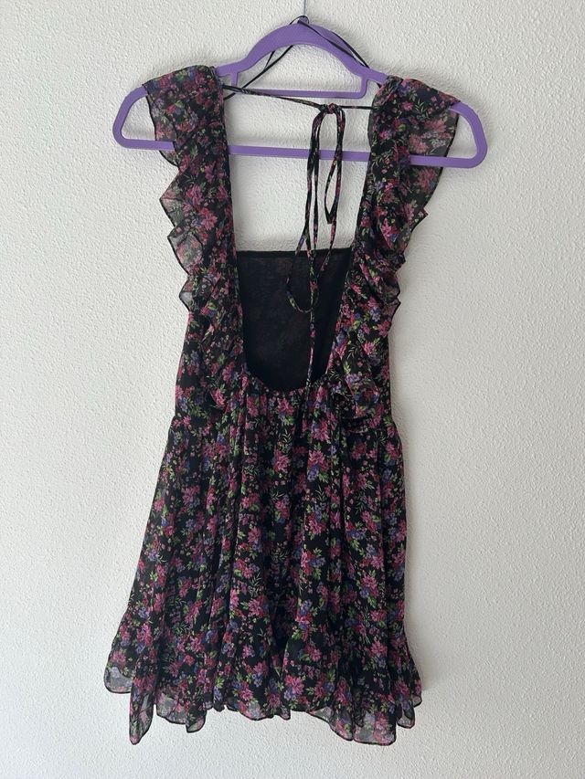 Vestido floral negro con volantes