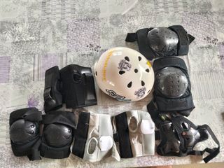 Casco y protecciones para patinar