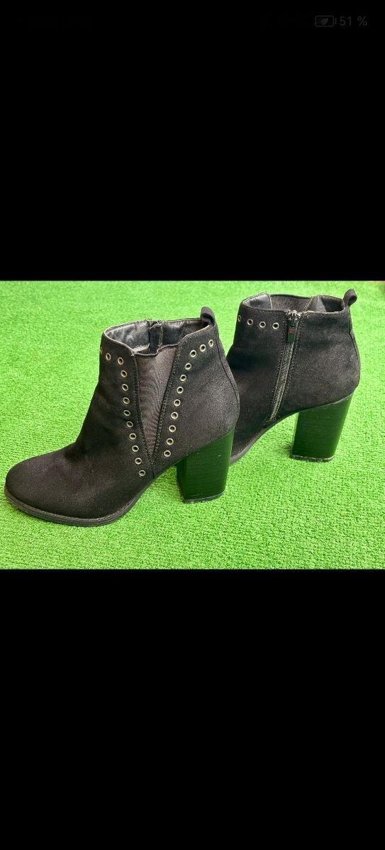 Botas de mujer negras con tachuelas