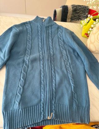 Maglione blu con zip e trecce