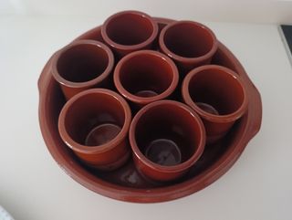 Juego de cuenco y vasos de barro