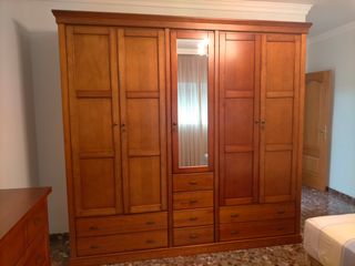 Armario de madera marrón