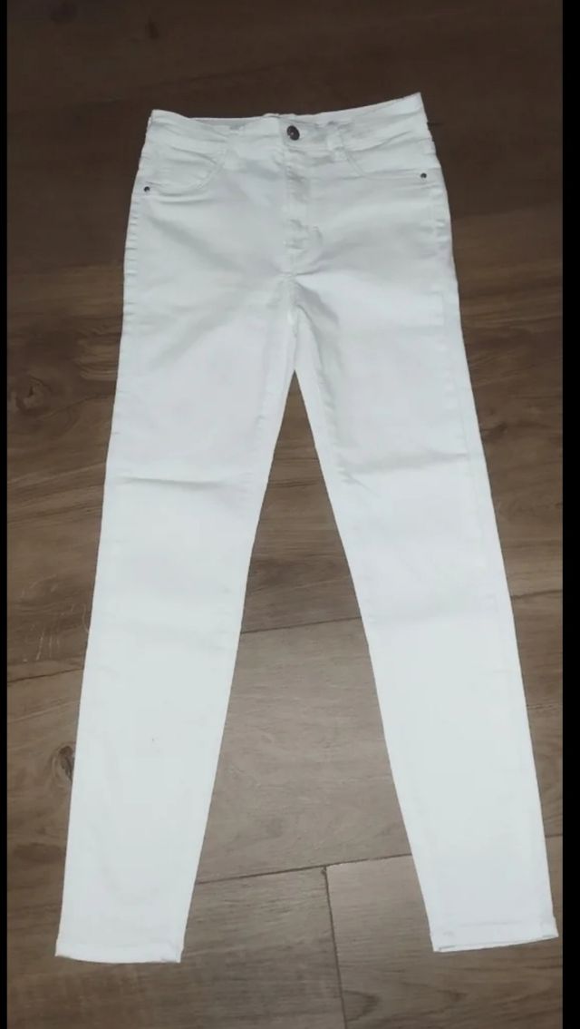 Pantalón vaquero blanco de pitillo