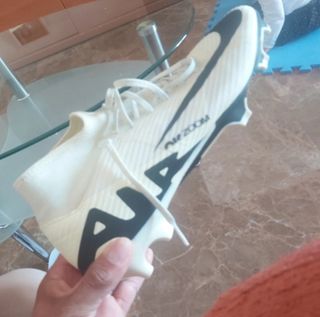 Zapatos de fútbol Nike blancos y negros