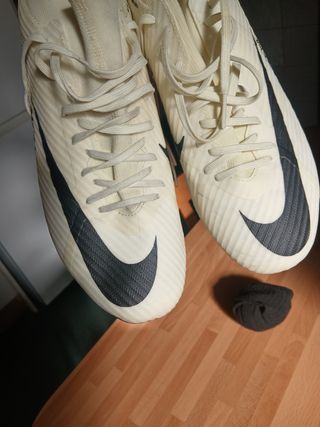 Zapatos de fútbol Nike blancos y negros