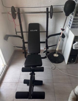 Panca pesi e sacco da boxe