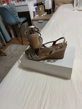 Sandalias doradas de cuña