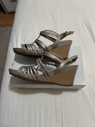 Sandalias doradas de cuña