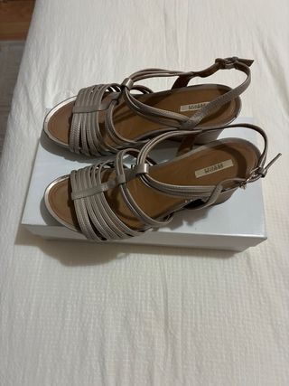 Sandalias doradas de cuña