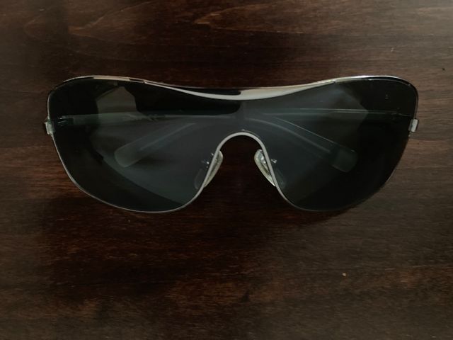 Gafas de sol DKNY negras y plateadas