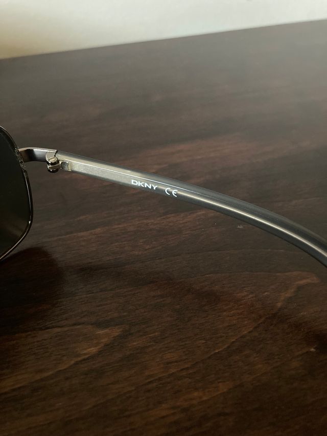 Gafas de sol DKNY negras y plateadas