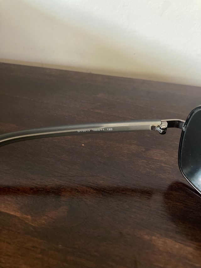 Gafas de sol DKNY negras y plateadas