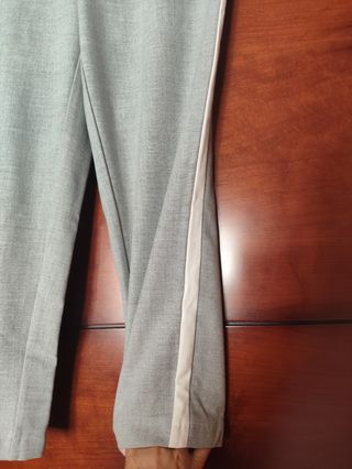 Pantalón gris Zara