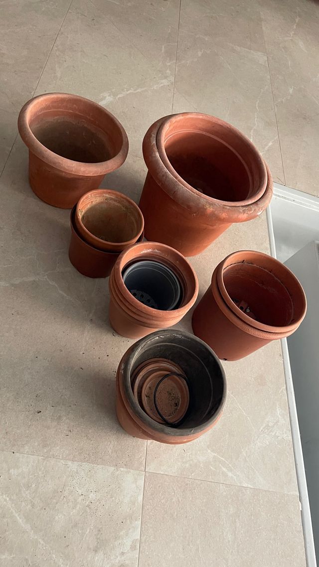 Lote de macetas de plástico