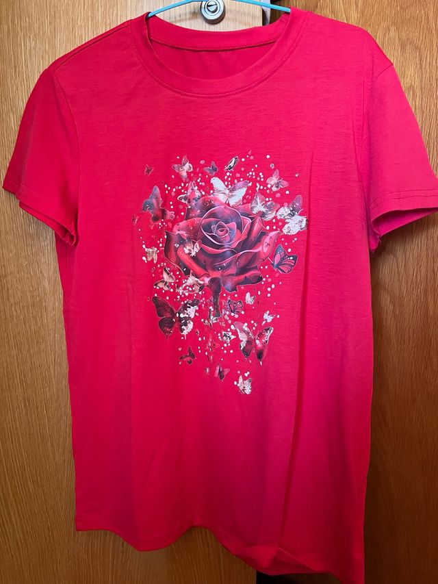 Camiseta Roja con Estampado de Rosa y Mariposas