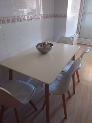 Mesa de cocina con 4 sillas