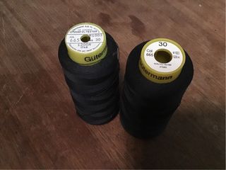 Hilos Gutermann 100% Poliéster azul oscuro 