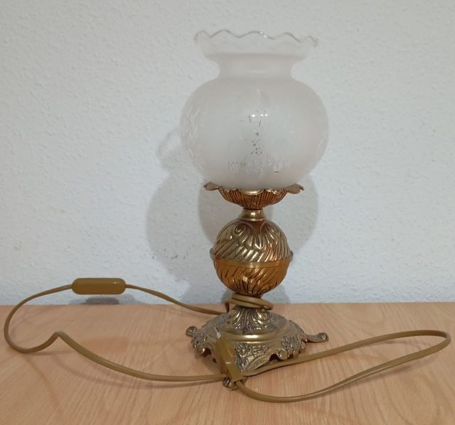 Lámpara de mesa de noche dorada y blanca.