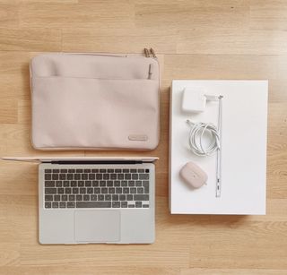 MacBook Air (M1, 2020) 13.3” (Batería 99%) + Funda