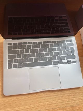 MacBook Air (M1, 2020) 13.3” (Batería 99%) + Funda