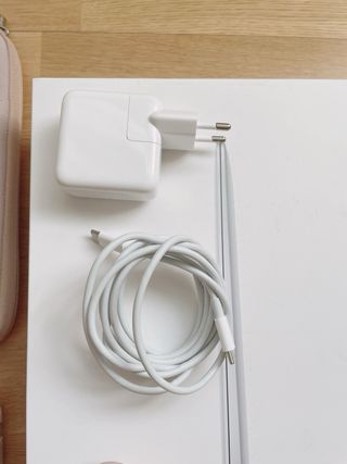 MacBook Air (M1, 2020) 13.3” (Batería 99%) + Funda