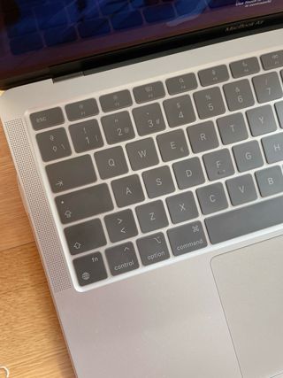 MacBook Air (M1, 2020) 13.3” (Batería 99%) + Funda