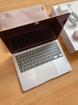 MacBook Air (M1, 2020) 13.3” (Batería 99%) + Funda