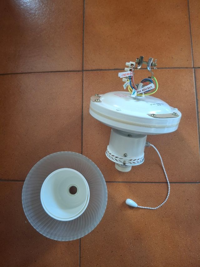 Ventilatore soffitto bianco con pale metallo