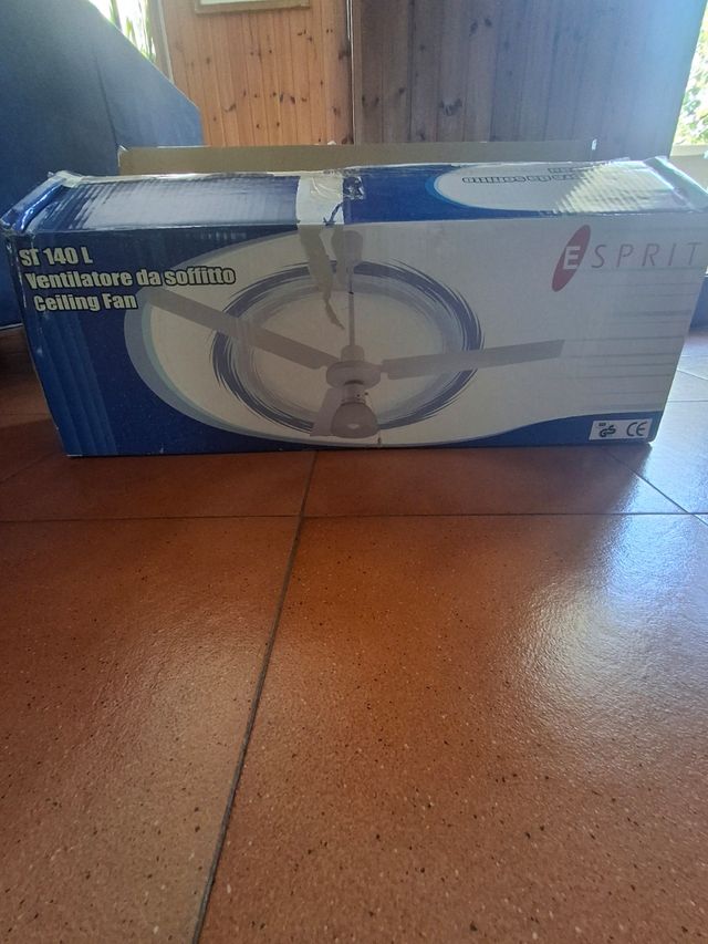 Ventilatore soffitto bianco con pale metallo