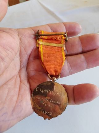 Medalla antigua con cinta naranja