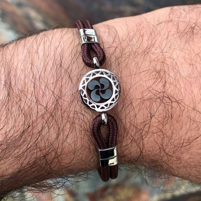 Pulsera ajustable Lauburu acero y cordón marrón