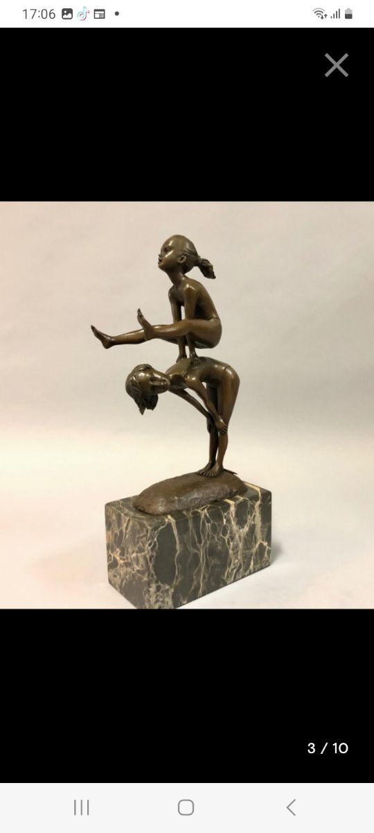 Figura de bronce de dos niñas