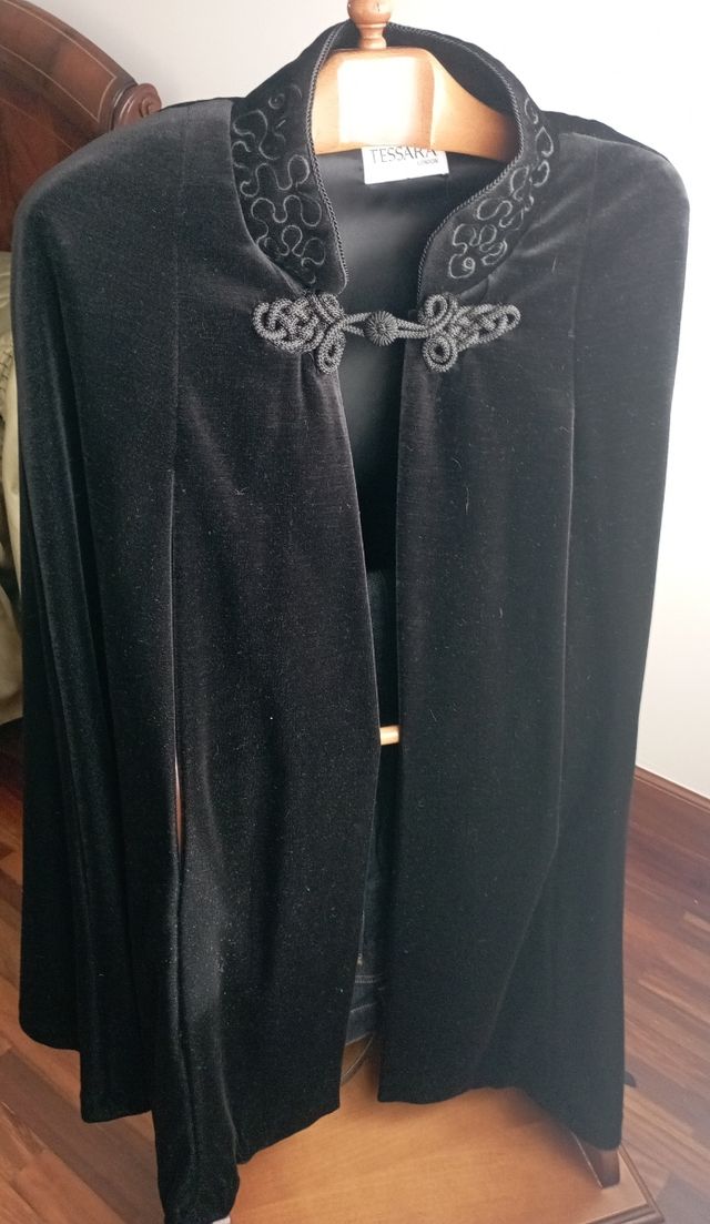 Capa de terciopelo negra, marca Tessara (London)