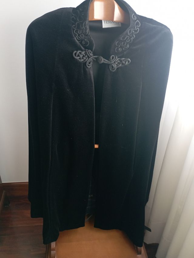 Capa de terciopelo negra, marca Tessara (London)