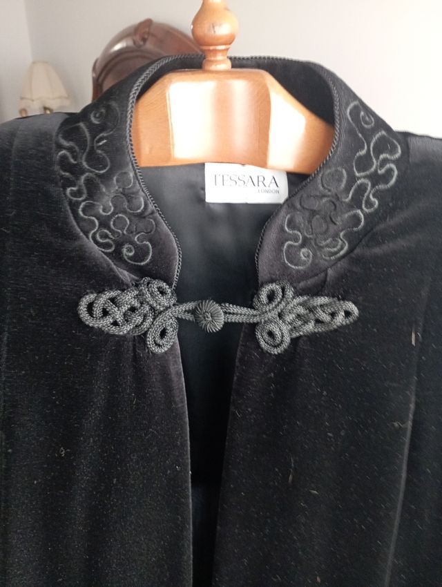 Capa de terciopelo negra, marca Tessara (London)