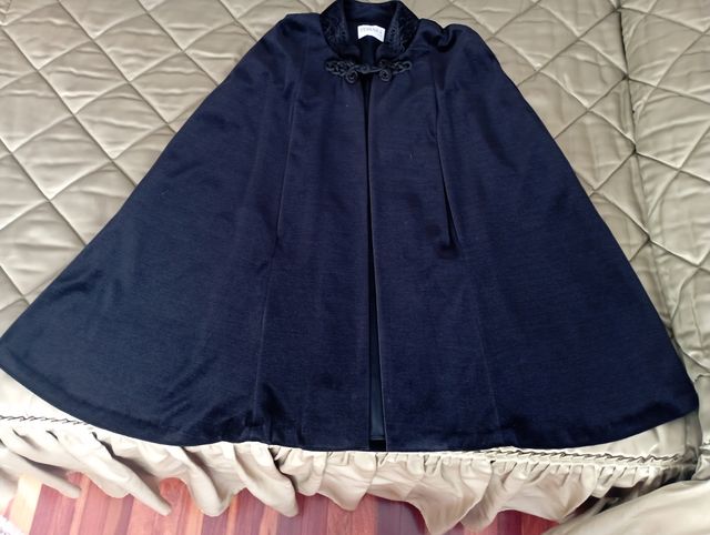 Capa de terciopelo negra, marca Tessara (London)