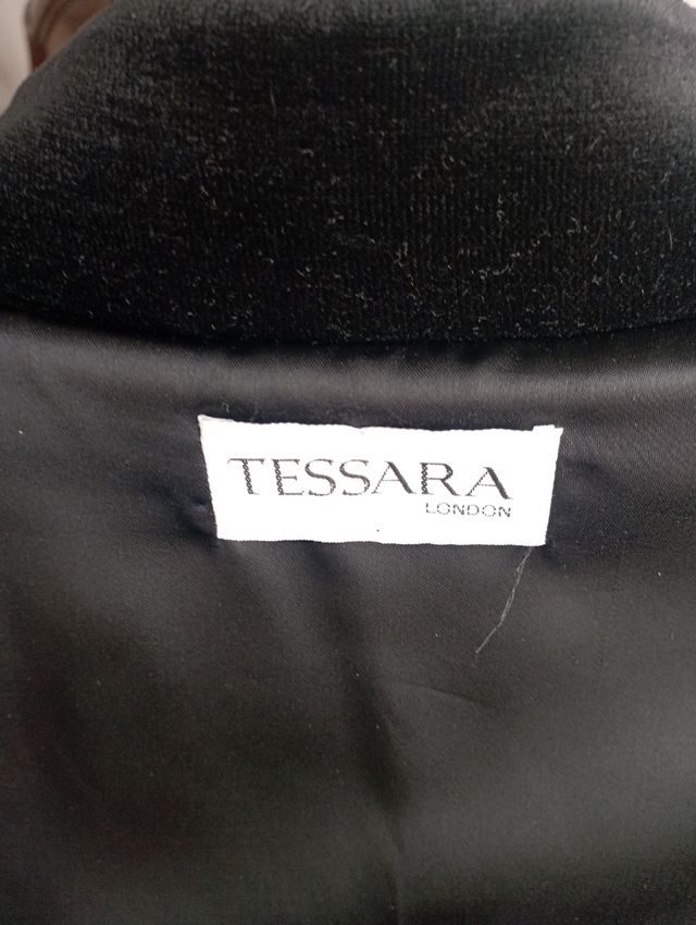Capa de terciopelo negra, marca Tessara (London)