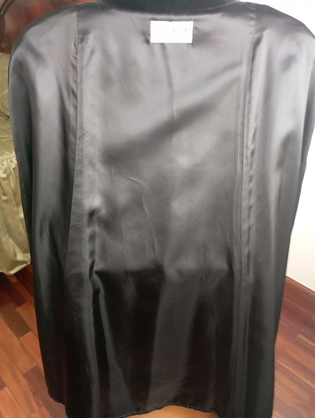 Capa de terciopelo negra, marca Tessara (London)