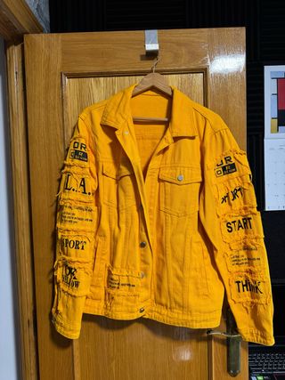 Chaqueta Denim Amarilla con Estampado