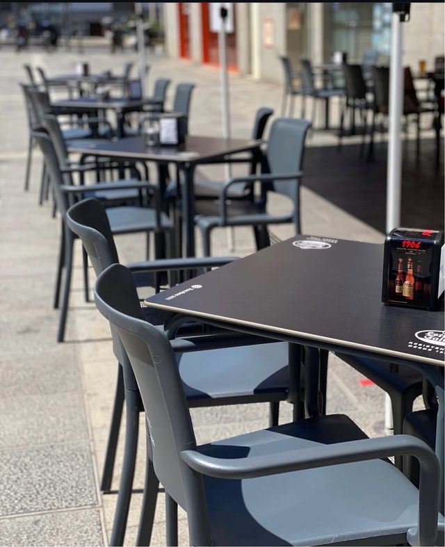 juego de mesa + 4 sillas estrella Galicia